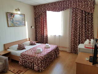 Гостиница Астон Анапа Полулюкс 2х с общим балконом корпус 2 (на бассейны) для 2 взрослых и 2 детей-1