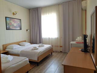 Гостиница Астон Анапа Полулюкс 3х с общим балконом корпус 2 (во двор) для 3 взрослых и 1 ребёнка-8